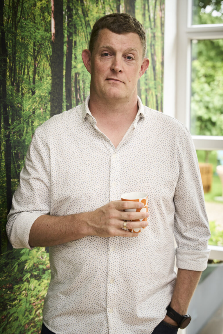 Portræt af Kent Nielsen, stifter af KentiQ, med en kop