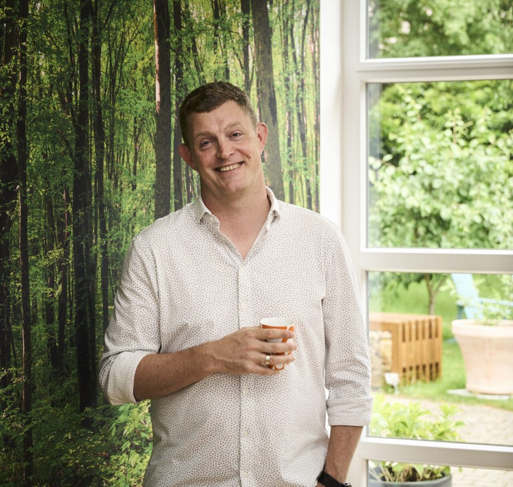 Kent Nielsen – uformelt øjeblik med kaffe, stifter og projektleder hos KentiQ